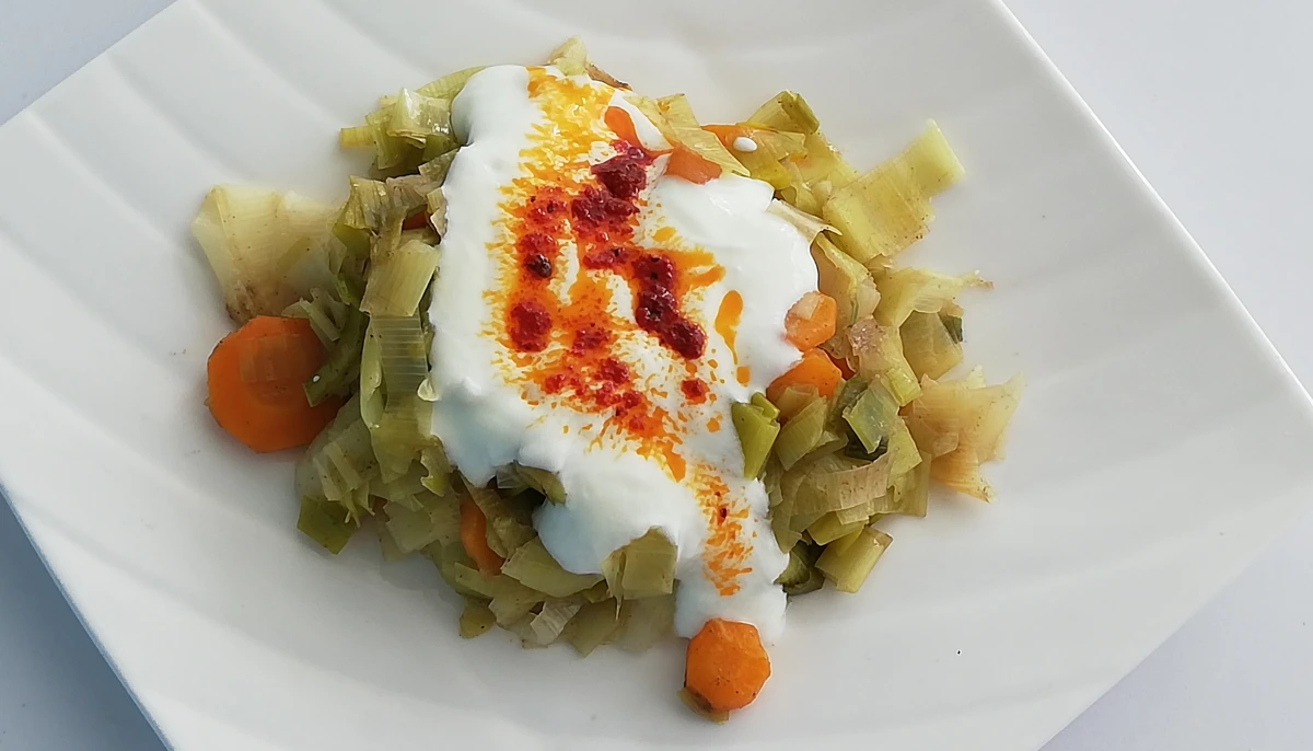 Poireaux fondant aux carottes sauce yaourt