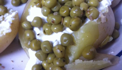 pomme de terre au fromage à tartiner et petit pois