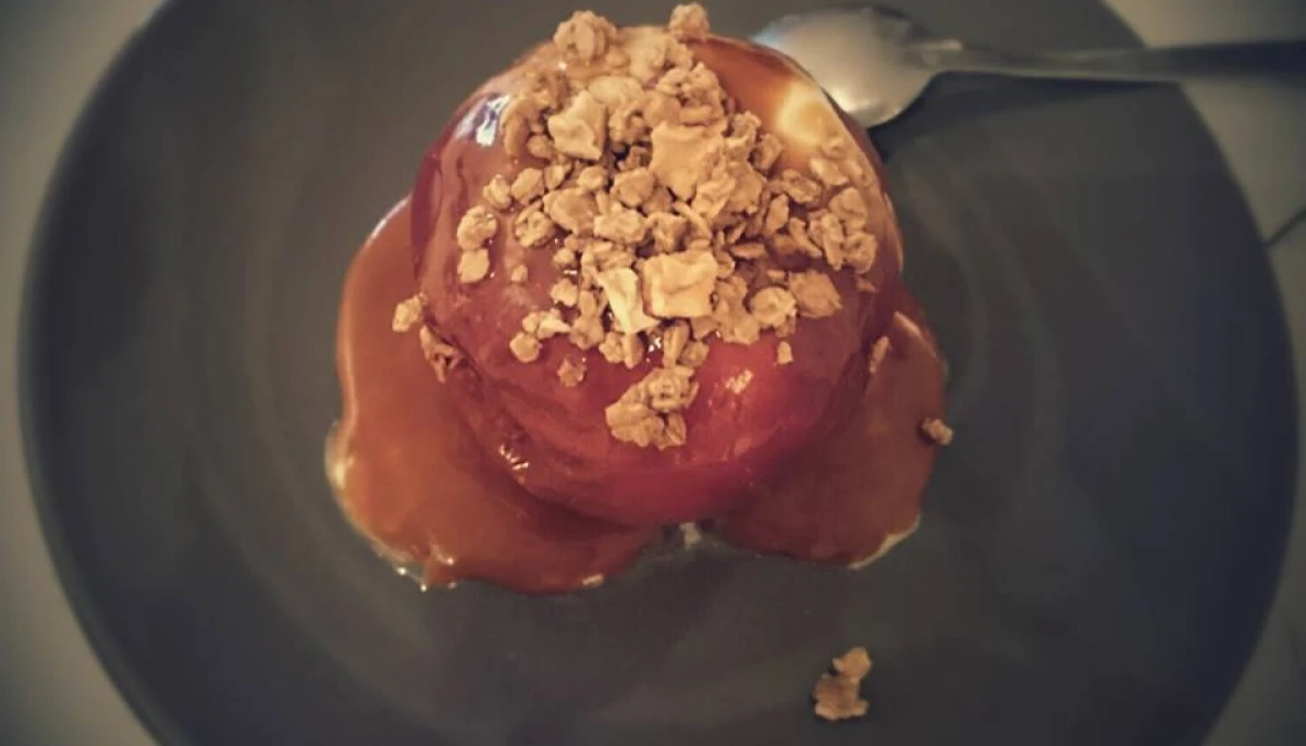 Pomme surprise, coeur vanille et coulis caramel