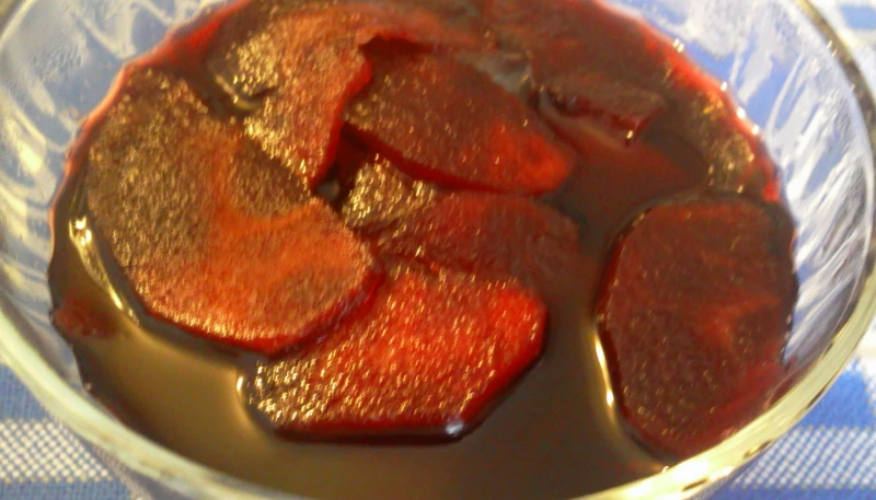 Pommes au vin à la cannelle