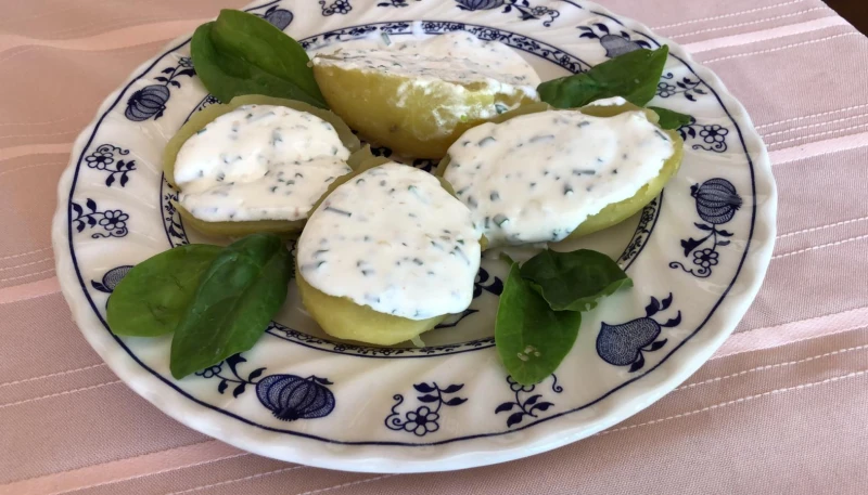 Pommes de terre et leur sauce aux herbes