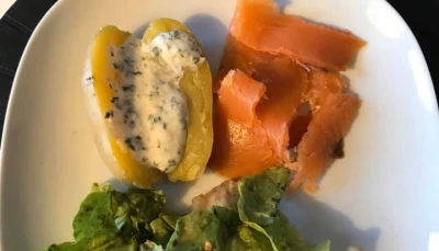 Pommes de terre sauce à l'ail et saumon fumé