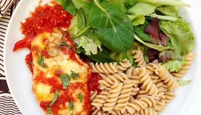 Poulet à la mozzarella et sauce tomate