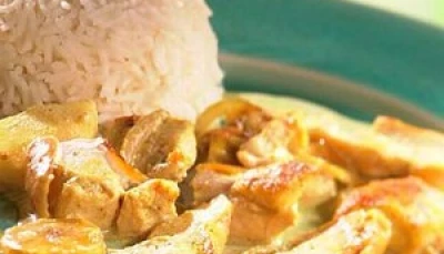 Poulet au curry et ses légumes accompagné de riz