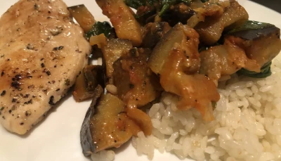 Poulet avec des aubergines au parmesan et riz.