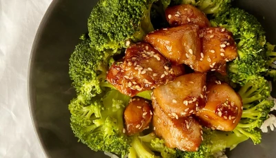 Poulet caramélisé au sésame