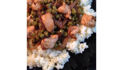 Poulet, semoule, petits pois et oignons