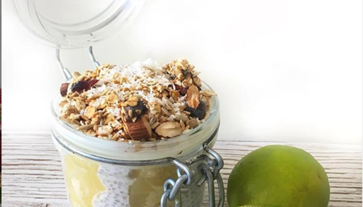 Pudding de chia, ananas, yaourt au citron, granola
