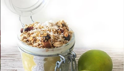 Pudding de chia, ananas, yaourt au citron, granola