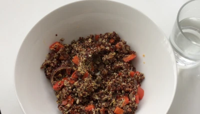 Quinoa à l'oeuf, au poivron et à l'oignon rouge .