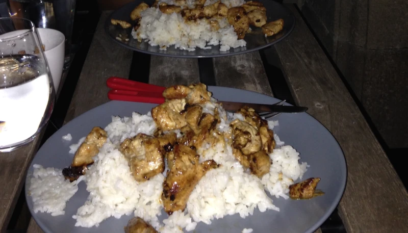 Riz au poulet sauce miel sésame