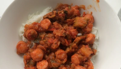 Riz aux knackis et à la ratatouille.