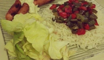 Riz aux poivrons et knackis poêlées