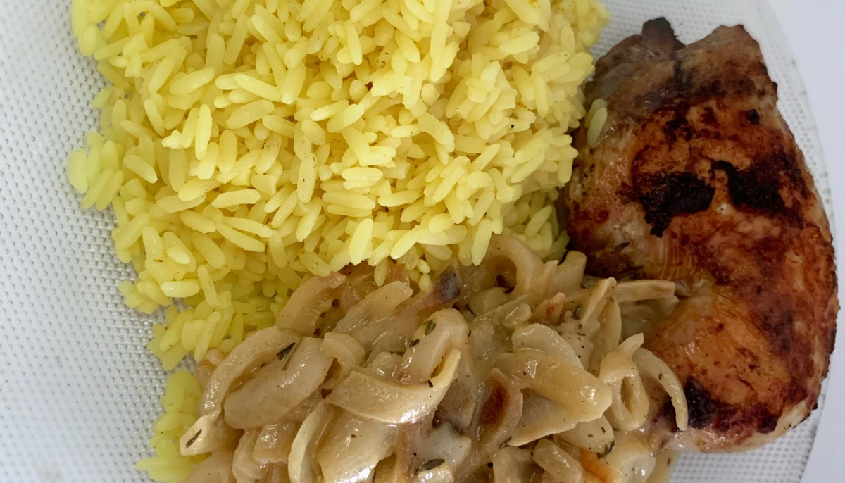 Riz curry et poulet sauce moutarde aux oignons