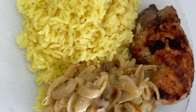 Riz curry et poulet sauce moutarde aux oignons