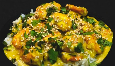 Riz mangue, coco, vanille et crevettes épicées