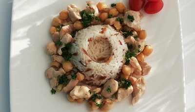 Riz pilav et poulet aux pois chiches
