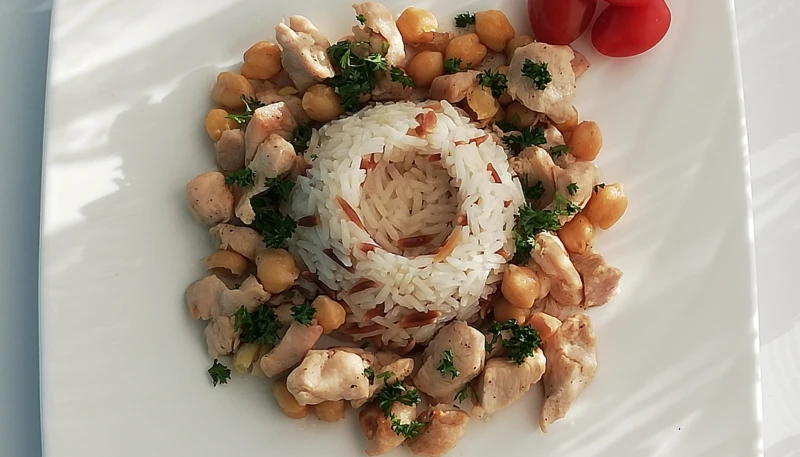 Riz pilav et poulet aux pois chiches