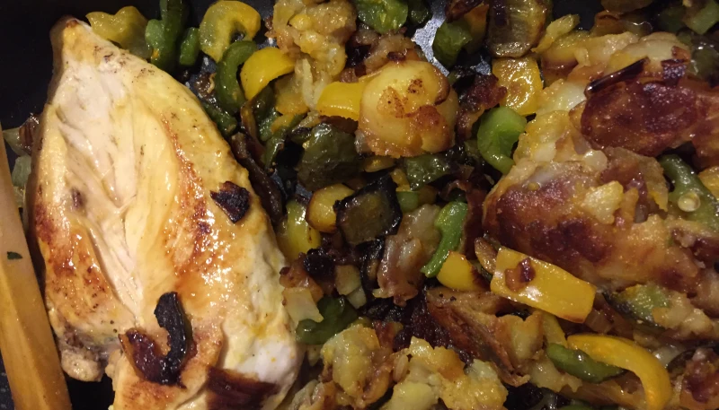 Rondelles de patates sautées, poulet et poivrons