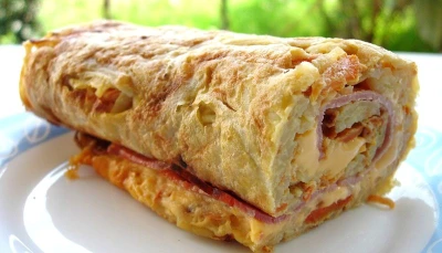 Roulé de pomme de terre : jambon, fromage, oignon.