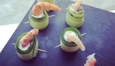 Rouleaux de concombre au chèvre frais, crevette