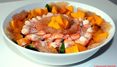 Salade aux crevettes, mangue & pamplemousse