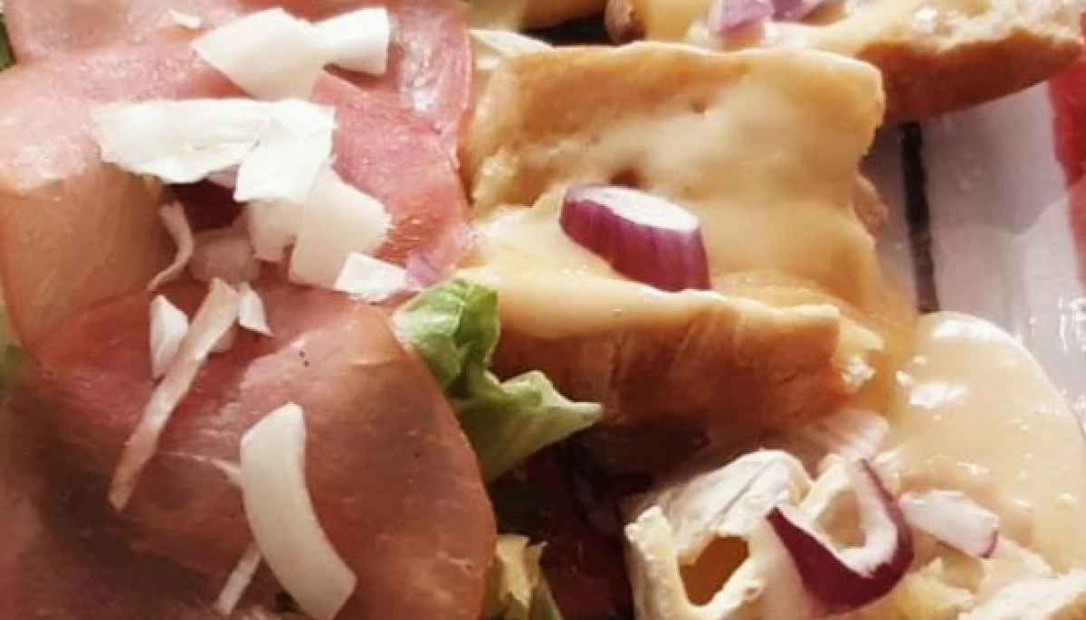 Salade bacon, parmesan et tartines de fromage