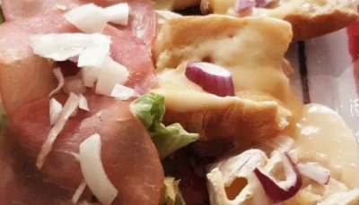 Salade bacon, parmesan et tartines de fromage