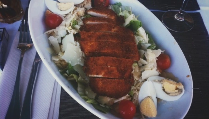 Salade César de poulet croustillant