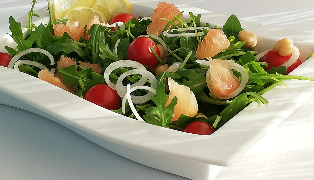 Salade composée avec de la roquette