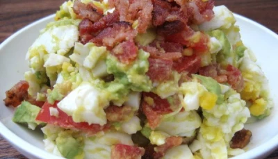Salade de bacon, oeufs, avocats et tomates