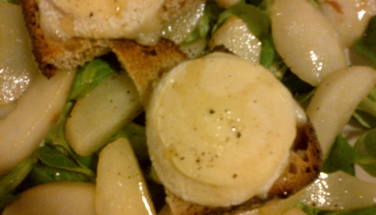 Salade de chèvre et poires caramélisées