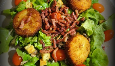 Salade de chèvre pané aux noisettes