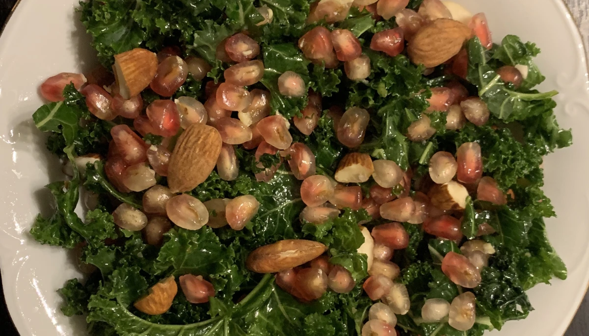 Salade de chou kale à la grenade