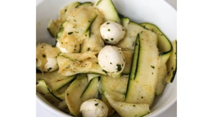 Salade de courgettes crues et mozzarella