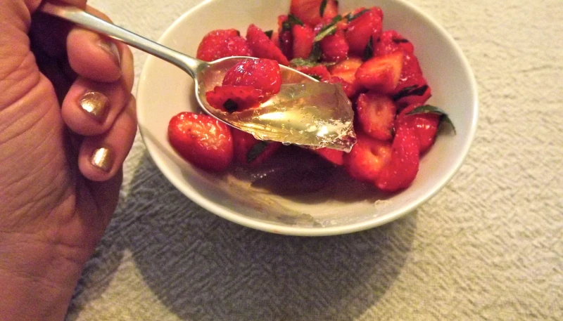 Salade de fraises à la menthe sur gelée de thé
