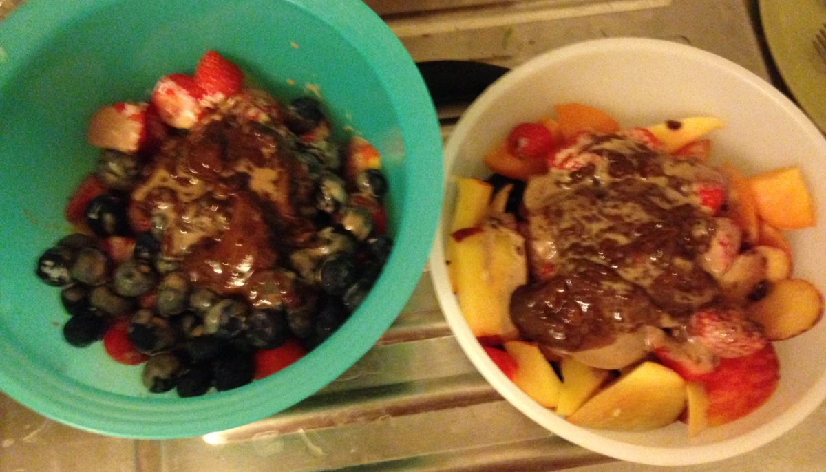 Salade de fruits avec chocolat et boule de glace