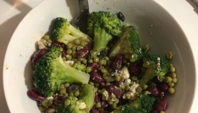 Salade de légumes verts et feta.