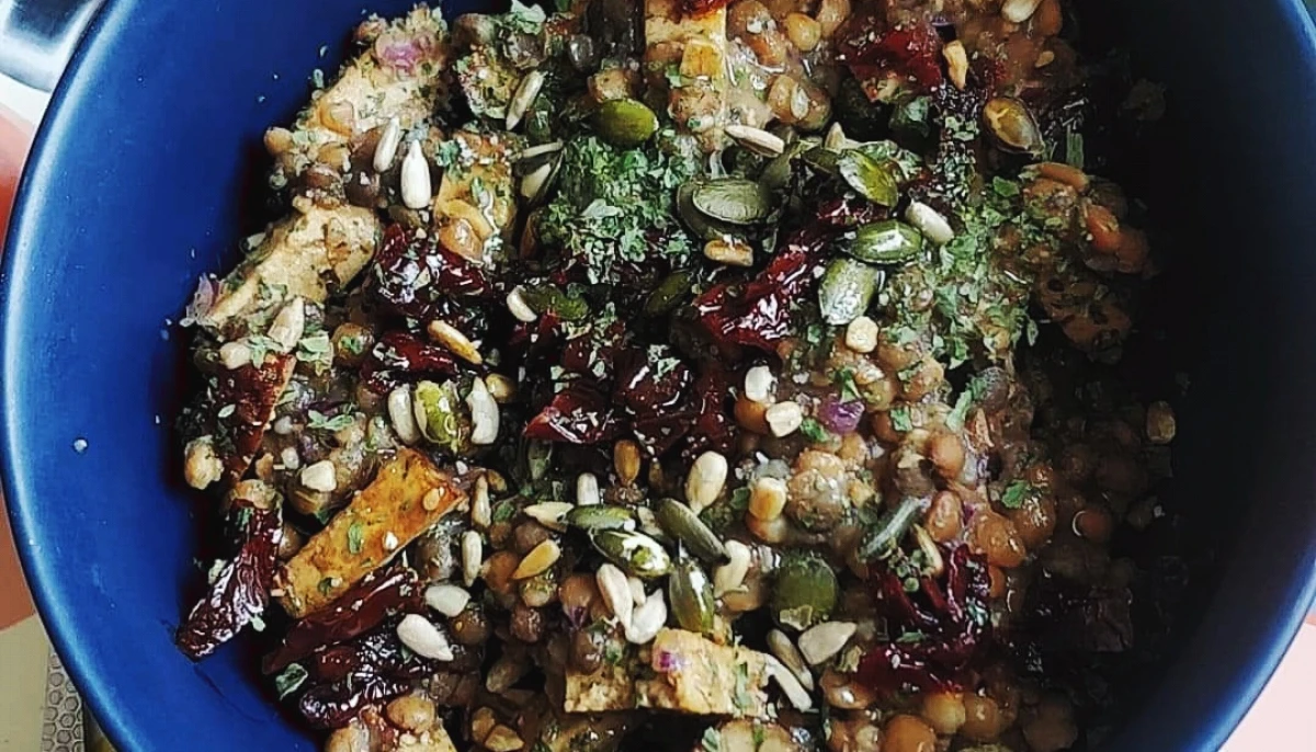 Salade de lentilles tièdes au tofu fumé