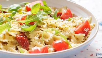 Salade de pâte au poulet et tomates