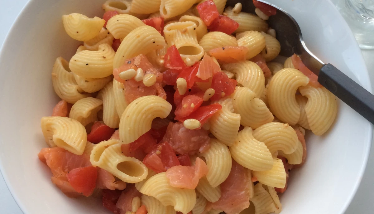 Salade de pâtes au saumon fumé.