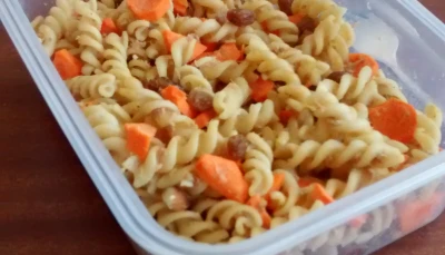 Salade de pâtes aux carottes, thon et raisins secs