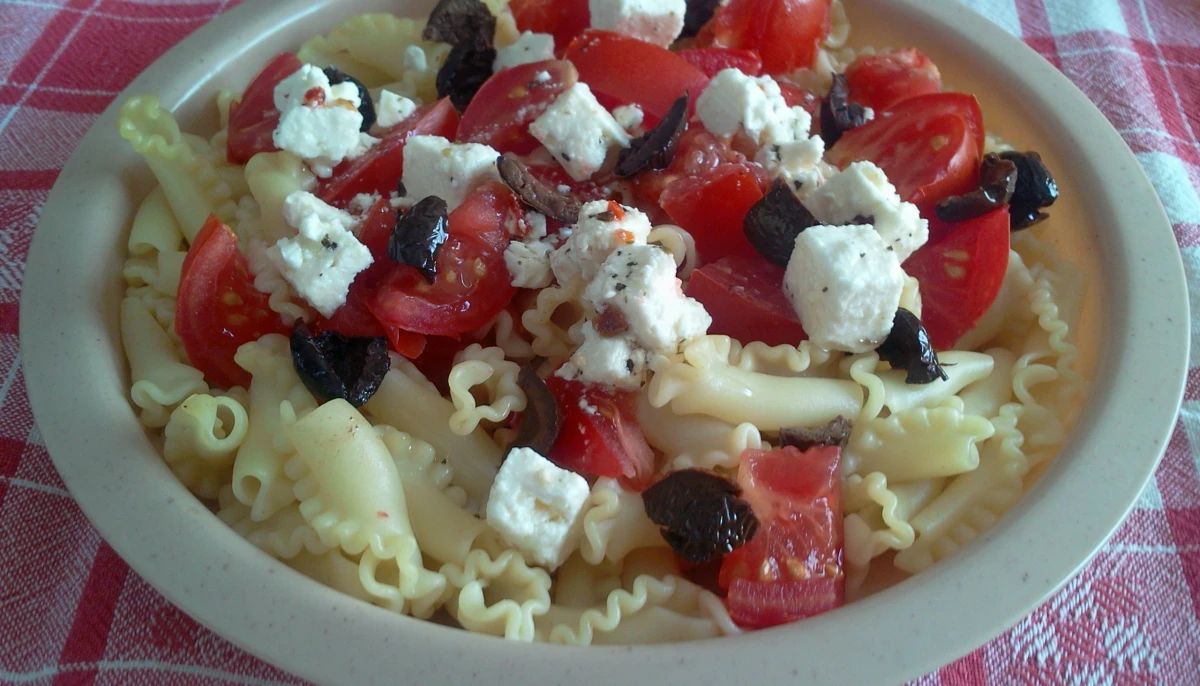 Salade de pâtes aux tomates, féta, olives