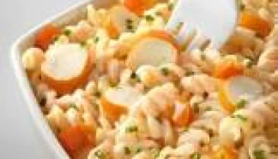 salade de pâtes et surimi du placard