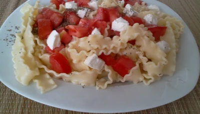 Salade de pâtes, mozza, basilic, tomates