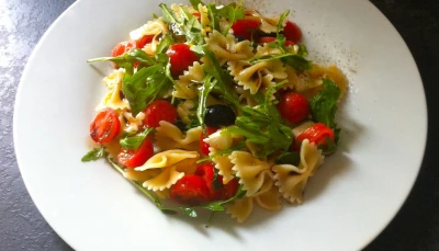 Salade de pâtes olives-tomate-mozza