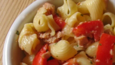 Salade de pâtes, tomates, olives et thon