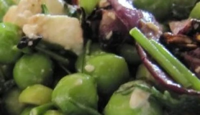 Salade de petits pois, feta et oignons rouges