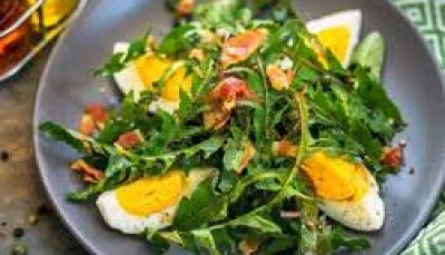 salade de pissenlit, lardons , pommes de terre