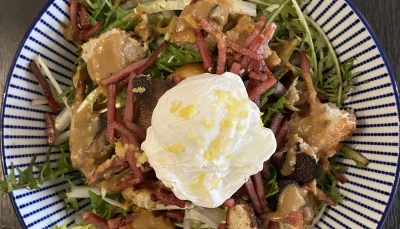 Salade de pissenlits et son œuf poché